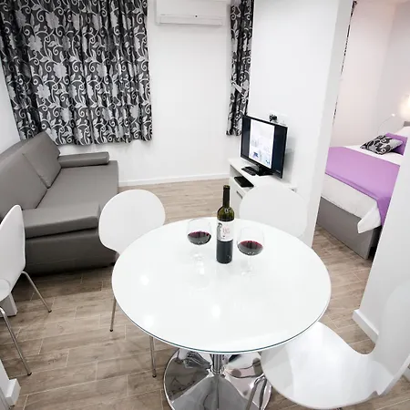 Hotel 4 In